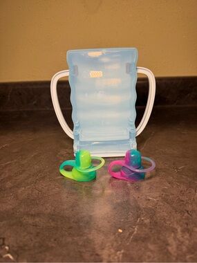 Drink Pouch holder Blue Plastic/set of 2 Food Pouch stopper silicone pink/green